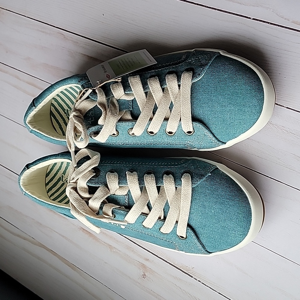 Taos NWT teal canvas Star sneakers
